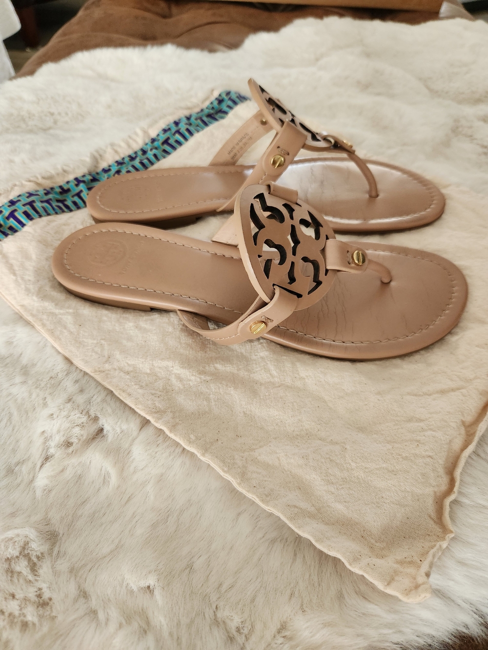 Tory Burch Nude Beige Logo Thong Leather Sandals Size 7 With Bag - Picture 4 of 8